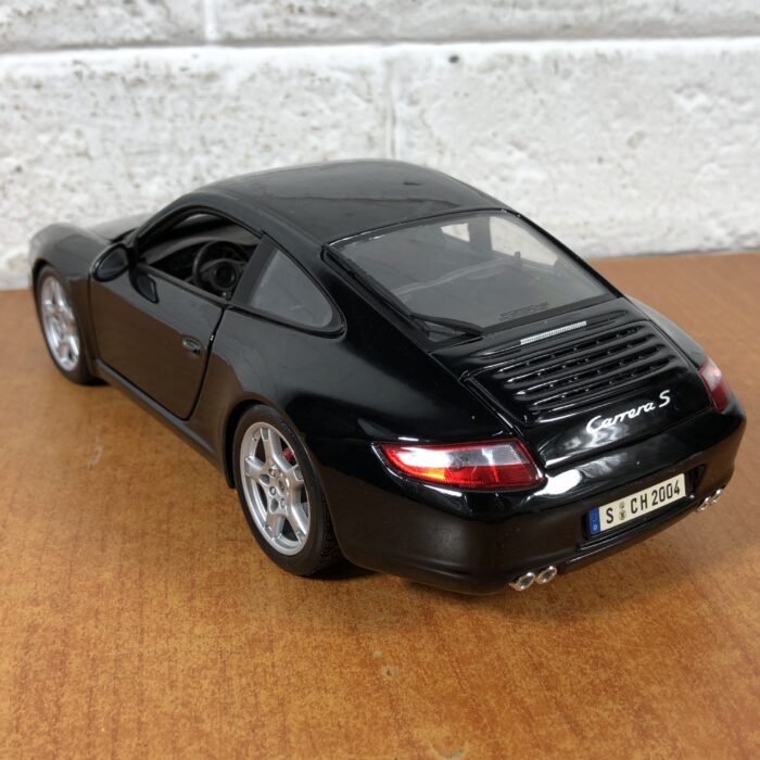 Porsche 911 Carrera S (1:18) - Image 11