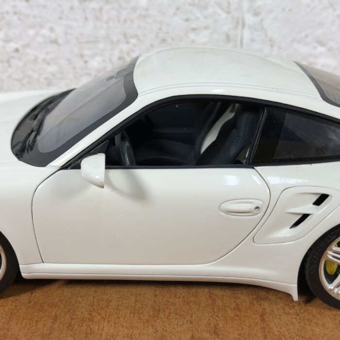 Porsche 911 Turbo (1:18) - Image 6
