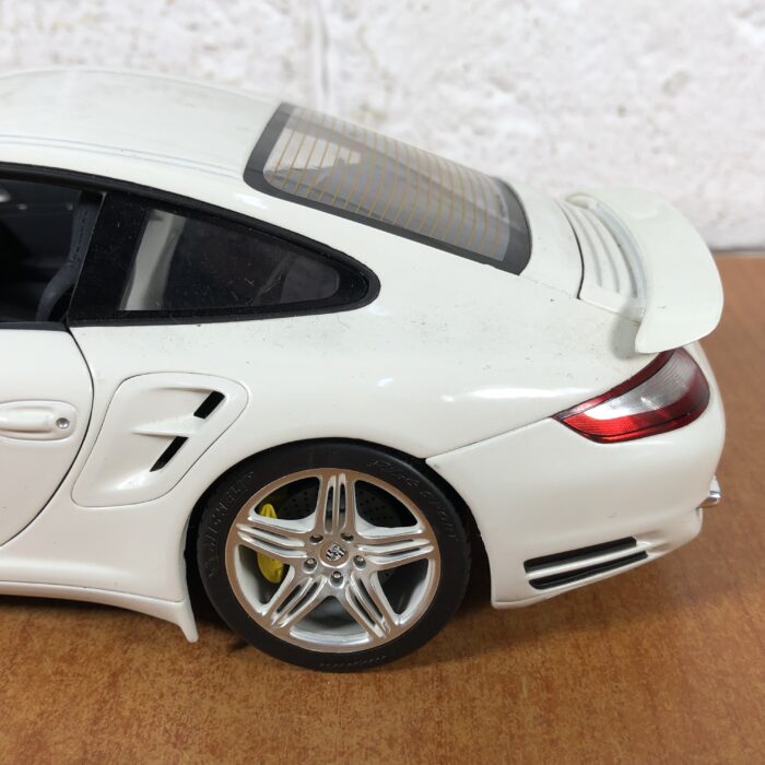 Porsche 911 Turbo (1:18) - Image 8