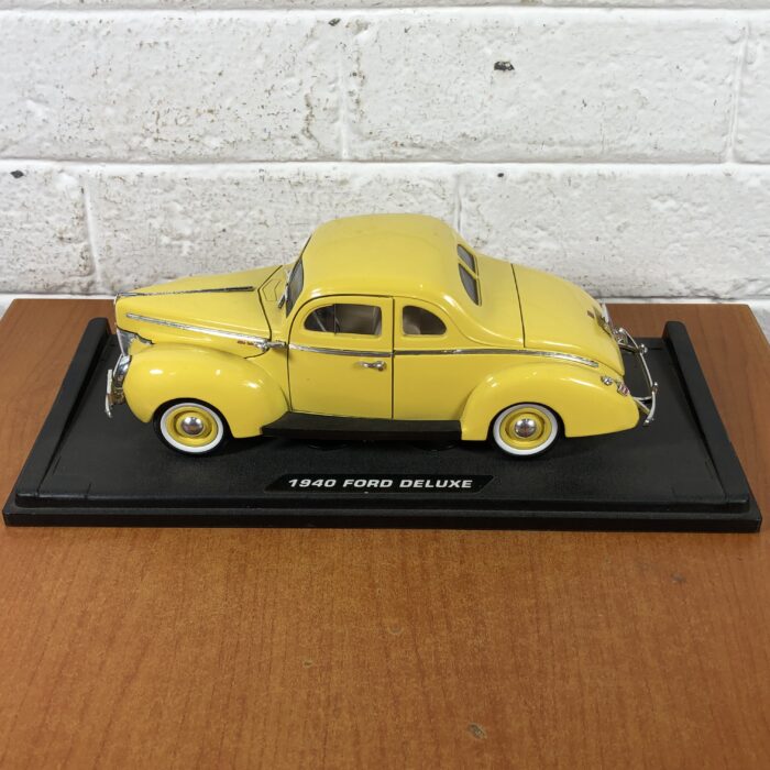 1940 Ford Deluxe (1:18) - Image 2