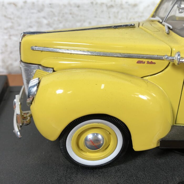 1940 Ford Deluxe (1:18) - Image 4