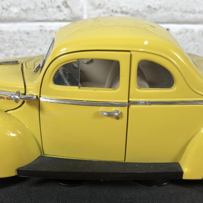 1940 Ford Deluxe (1:18) - Image 6