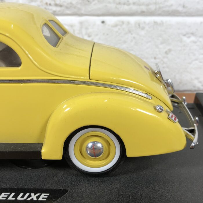 1940 Ford Deluxe (1:18) - Image 8