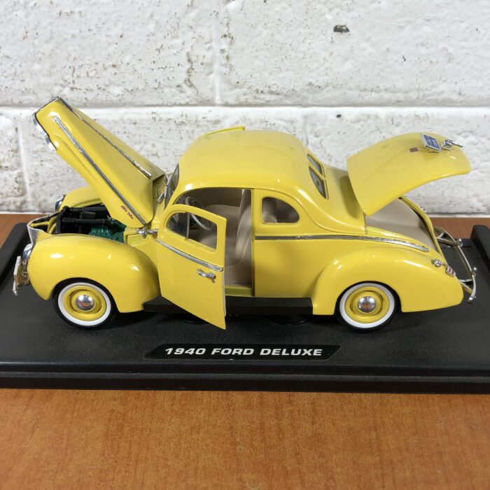 1940 Ford Deluxe (1:18) - Image 3