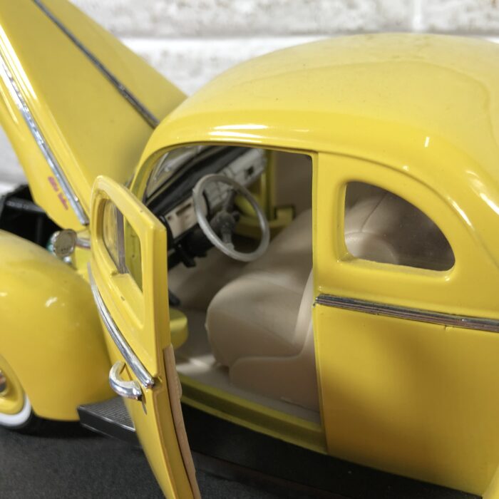 1940 Ford Deluxe (1:18) - Image 7
