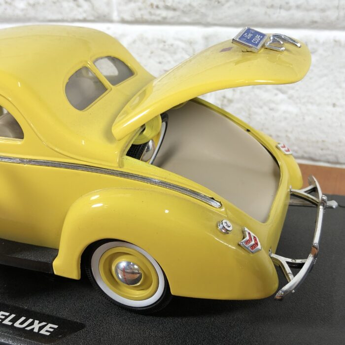 1940 Ford Deluxe (1:18) - Image 9