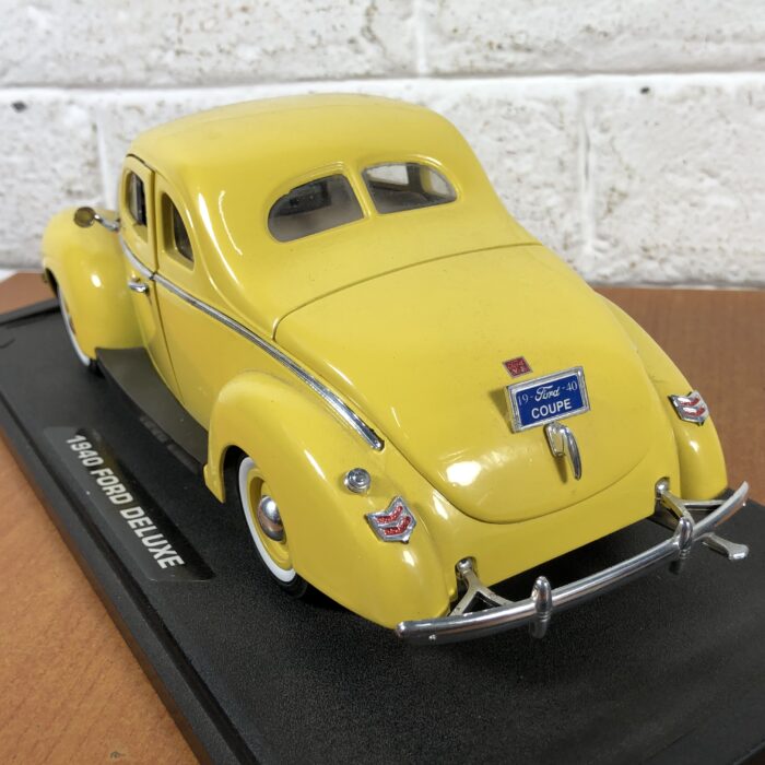 1940 Ford Deluxe (1:18) - Image 10