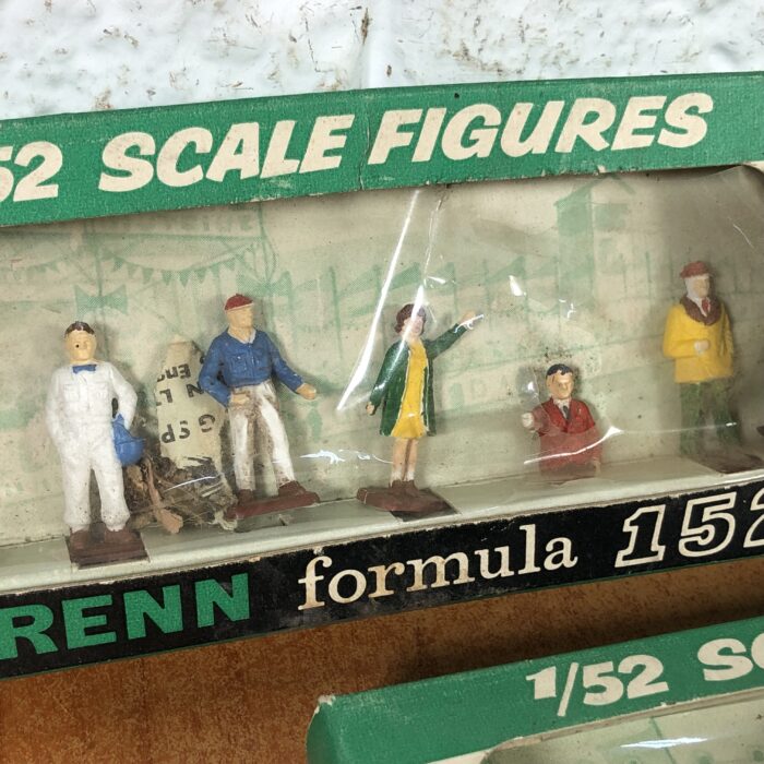 Wrenn Formula 152 Track Personnel Figurines (1:52) - Image 3