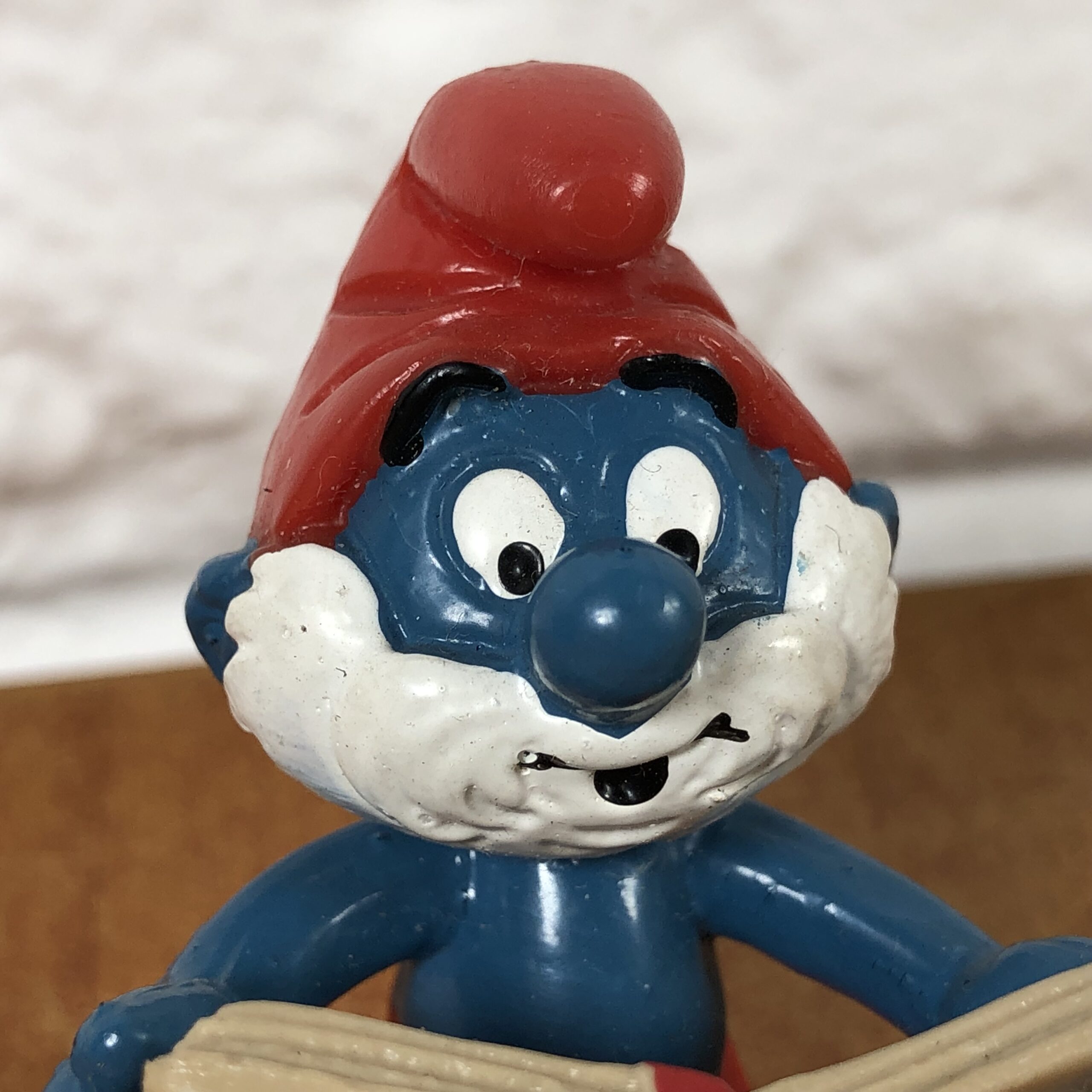 1983 Peyo Papa Smurf with Magic Book Figurine (Made in Hong Kong) - Image 2