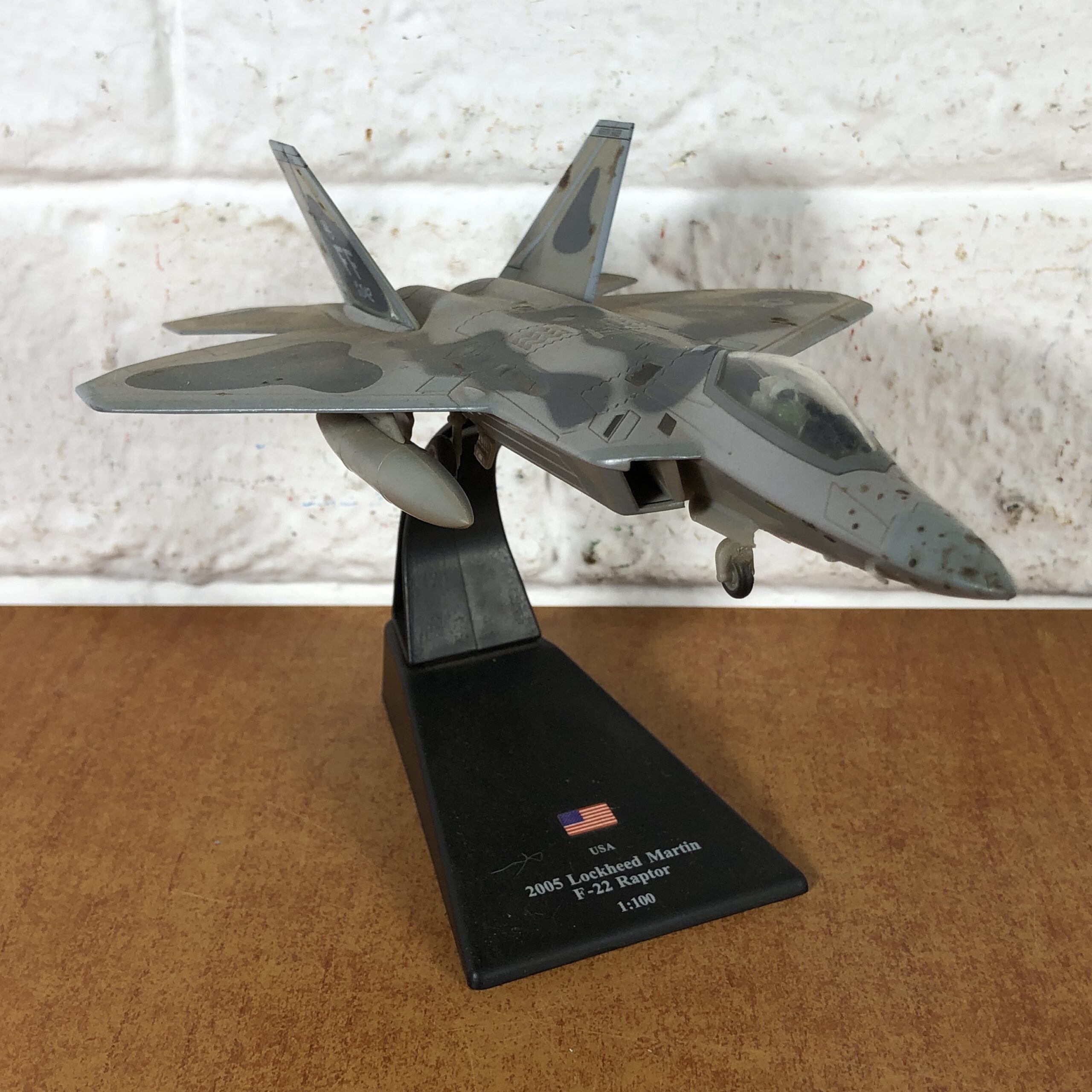 USA 2005 Lockheed Martin F-22 Raptor Aircraft Model (1:100) - AuctionGiant