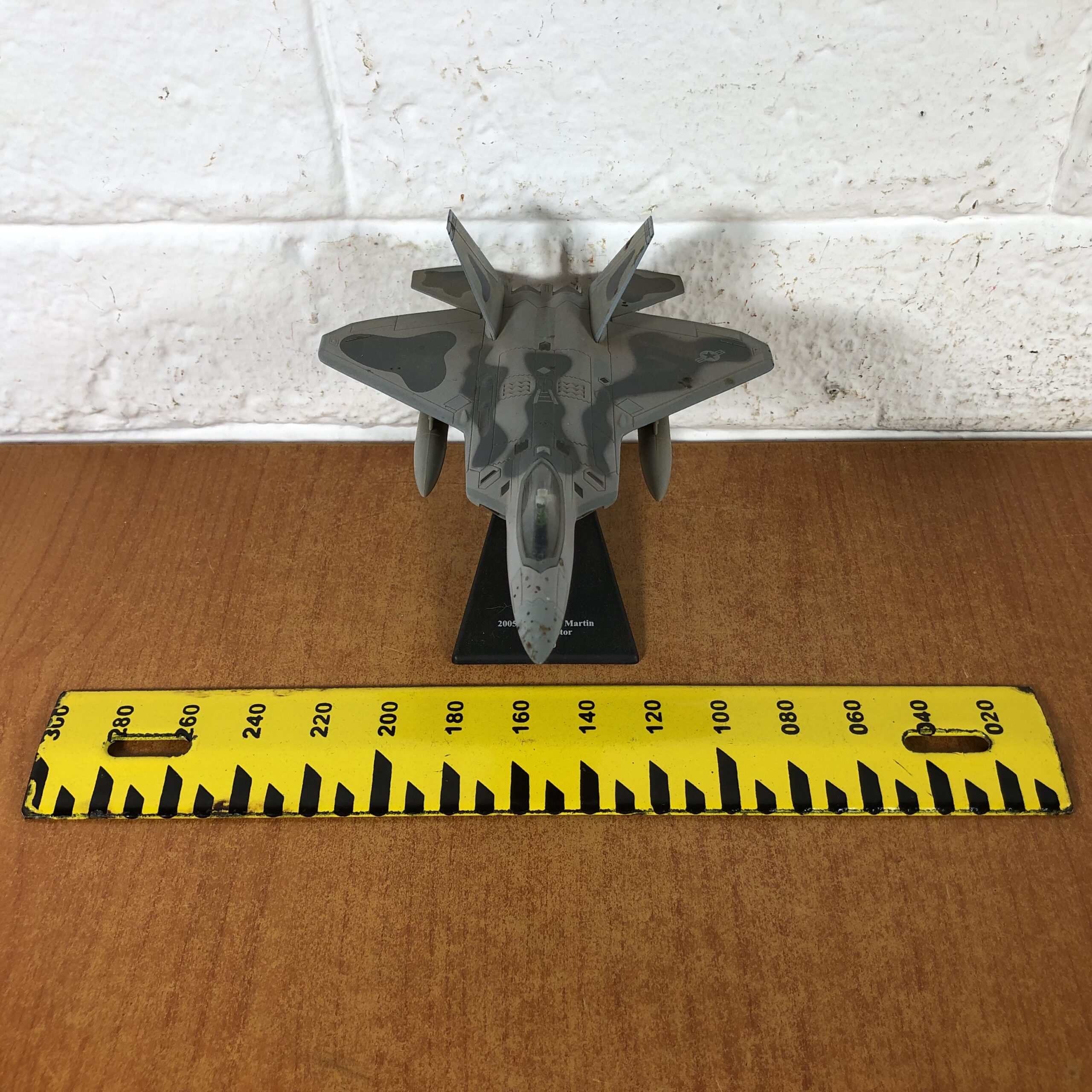 USA 2005 Lockheed Martin F-22 Raptor Aircraft Model (1:100) - AuctionGiant