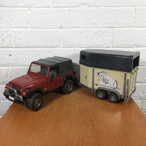 Jeep Wrangler with Horse Trailer (1:16 Plastic Model)
