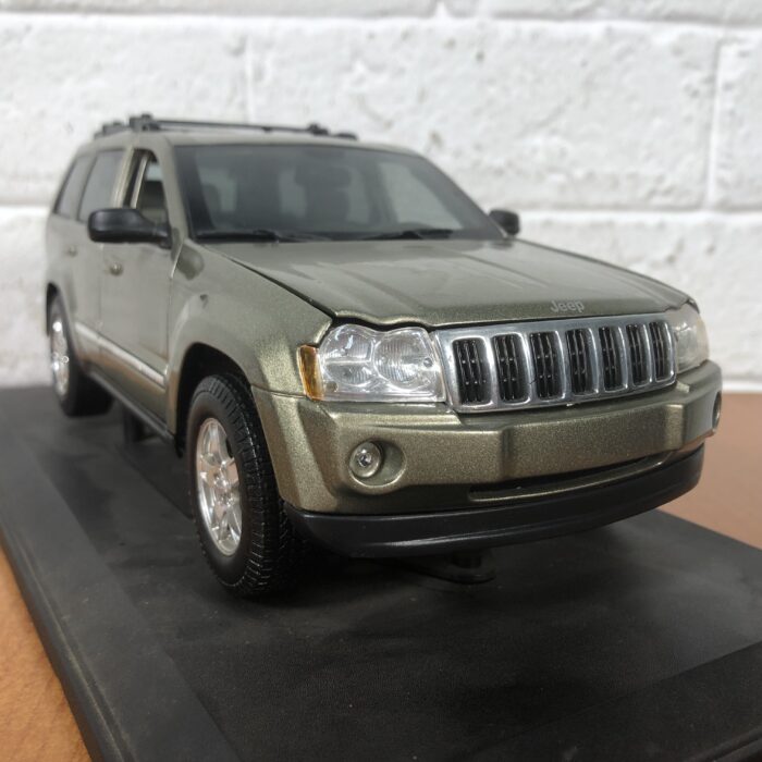 2005 Jeep Grand Cherokee (1:18)