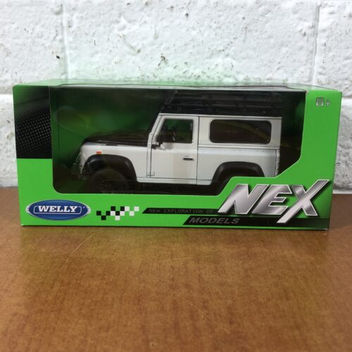 Land Rover Defender (1:24)