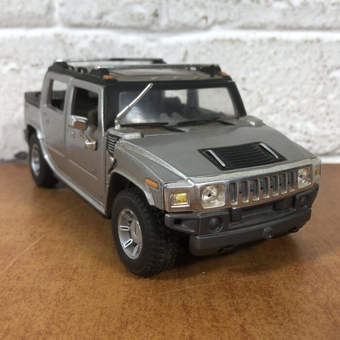 Hummer H2 (1:27)