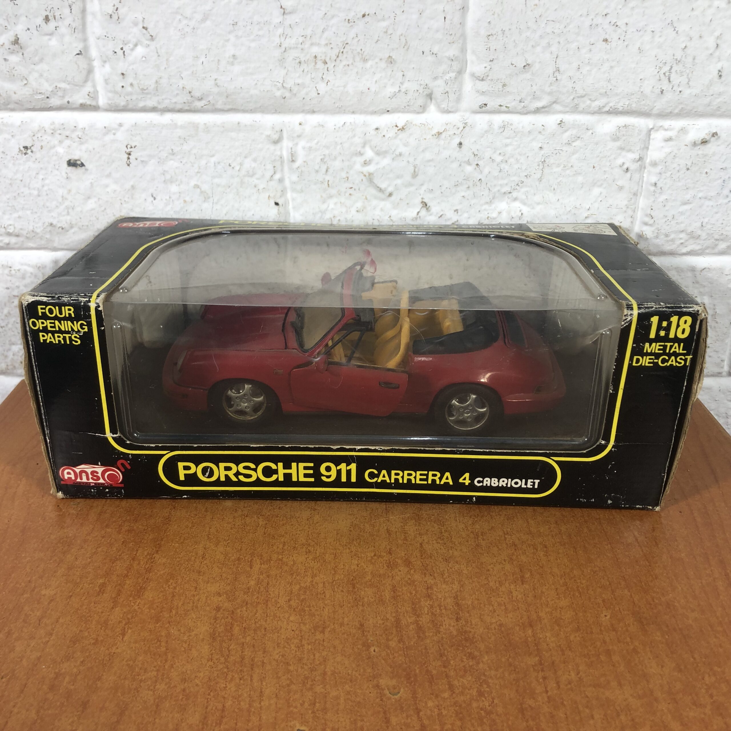 Porsche 911 Carrera 4 Cabriolet (1:18)