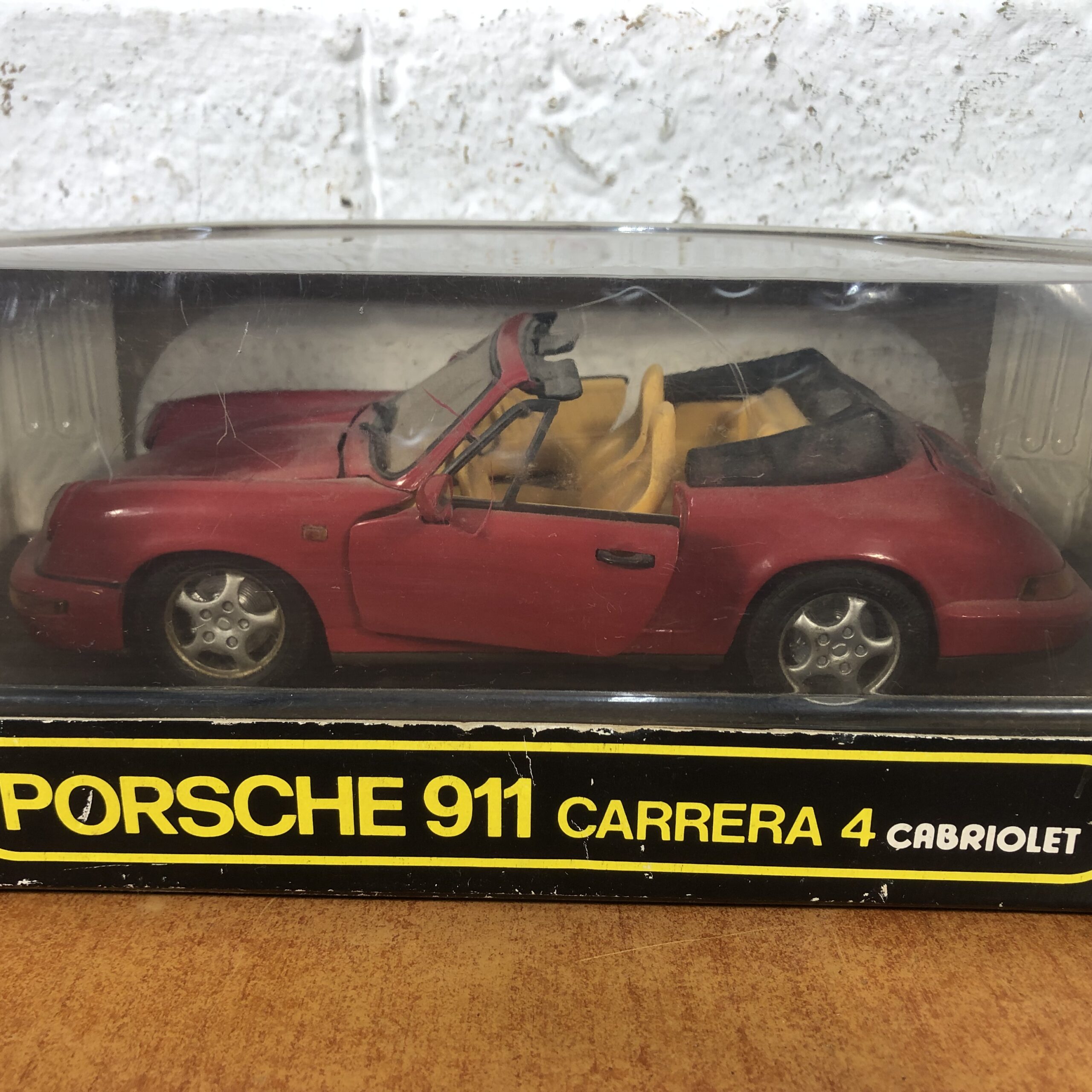 Porsche 911 Carrera 4 Cabriolet (1:18) - Image 2