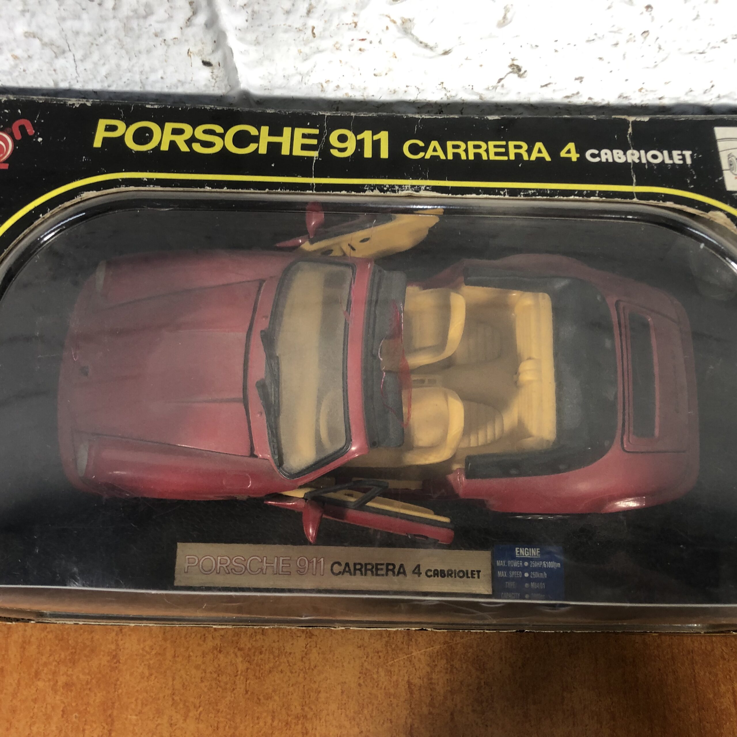 Porsche 911 Carrera 4 Cabriolet (1:18) - Image 4