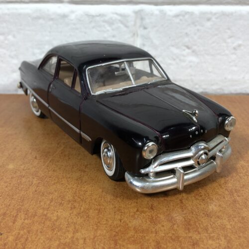 1949 Ford Coupe (1:24)