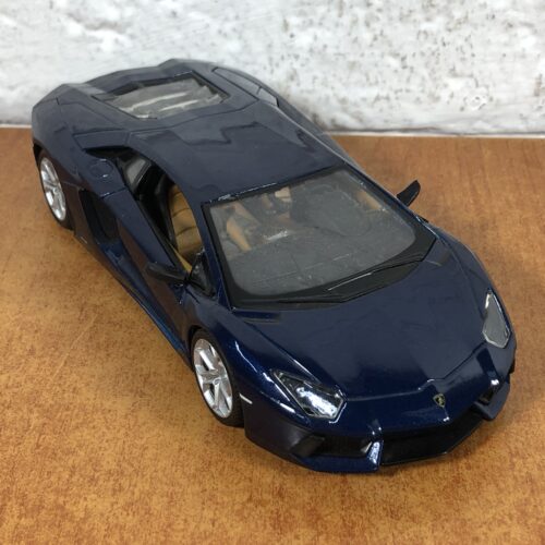 Lamborghini Aventador LP700-4 (1:24)