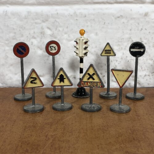 Dinky Toys ~ Road Signs & Traffic Light (Made in England)