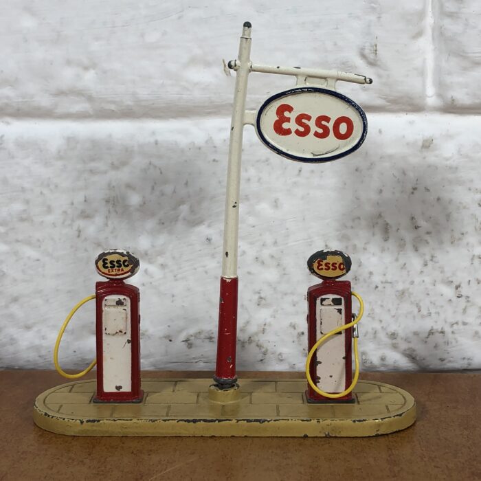 Dinky Toys ~ Esso Petrol Pump Station (Made in England)