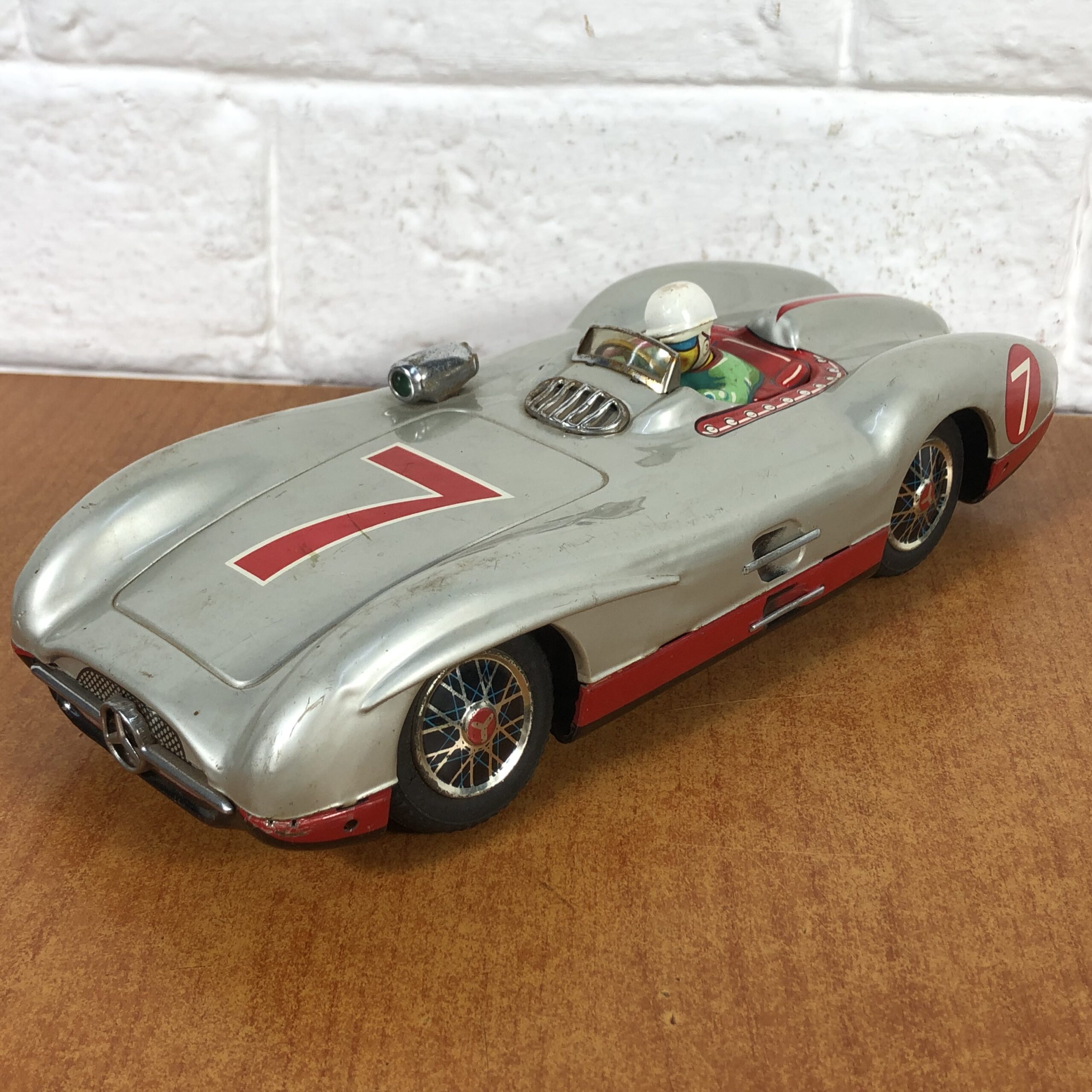 Vintage Mercedes-Benz "Silver Arrow" Battery-Operated Tin Toy (Made in Japan) - Image 5
