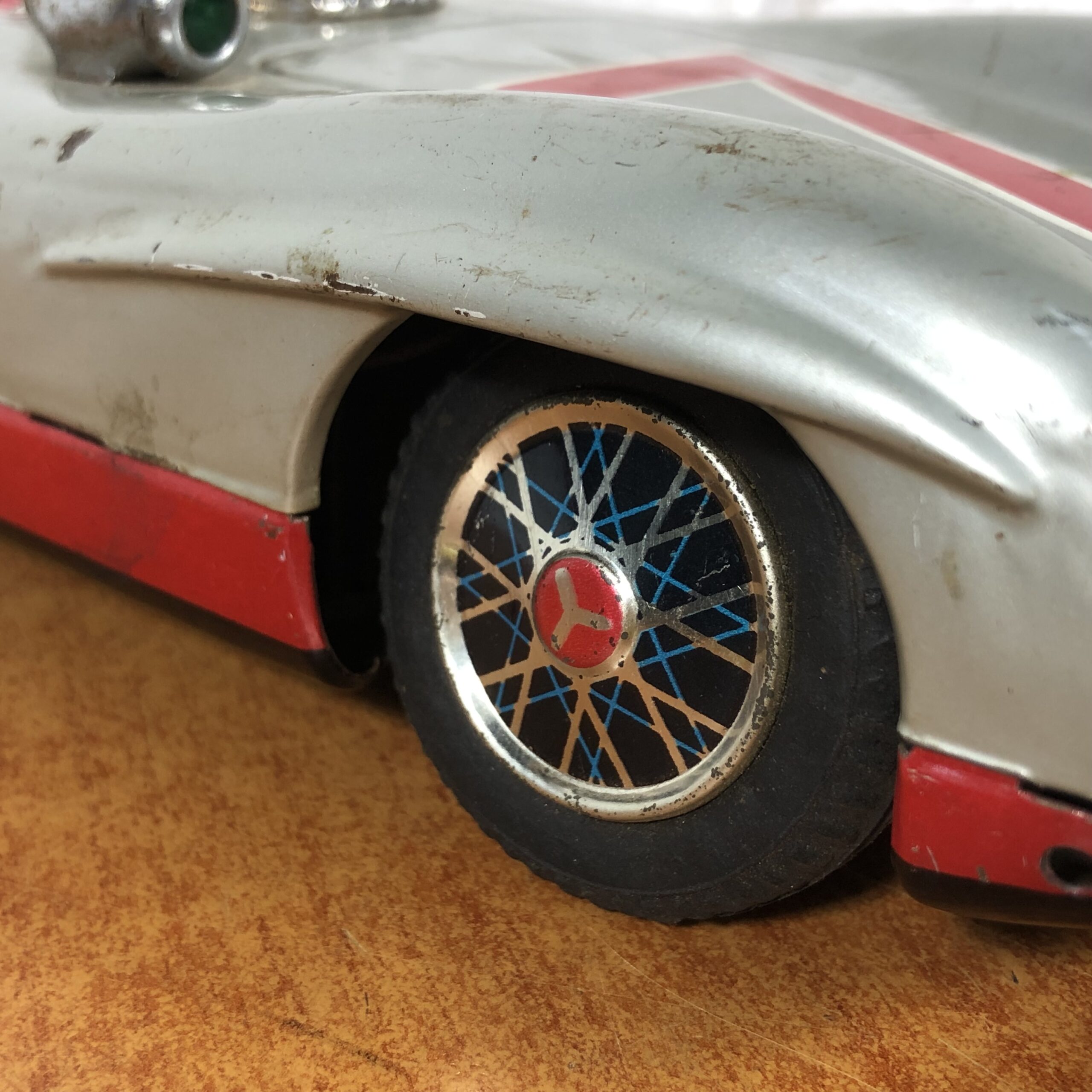 Vintage Mercedes-Benz "Silver Arrow" Battery-Operated Tin Toy (Made in Japan) - Image 9