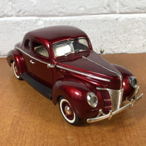 1940 Ford Sedan (1:18)