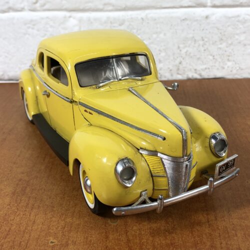 1940 Ford Sedan (1:18)